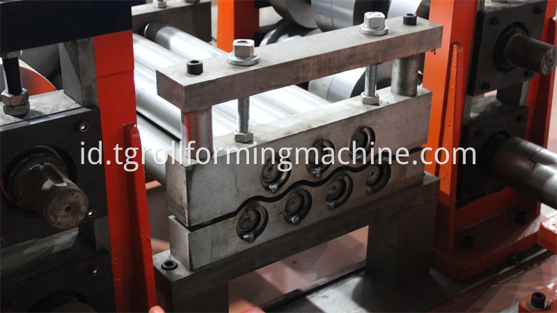 Waves Crash Barrier Roll Forming Machine